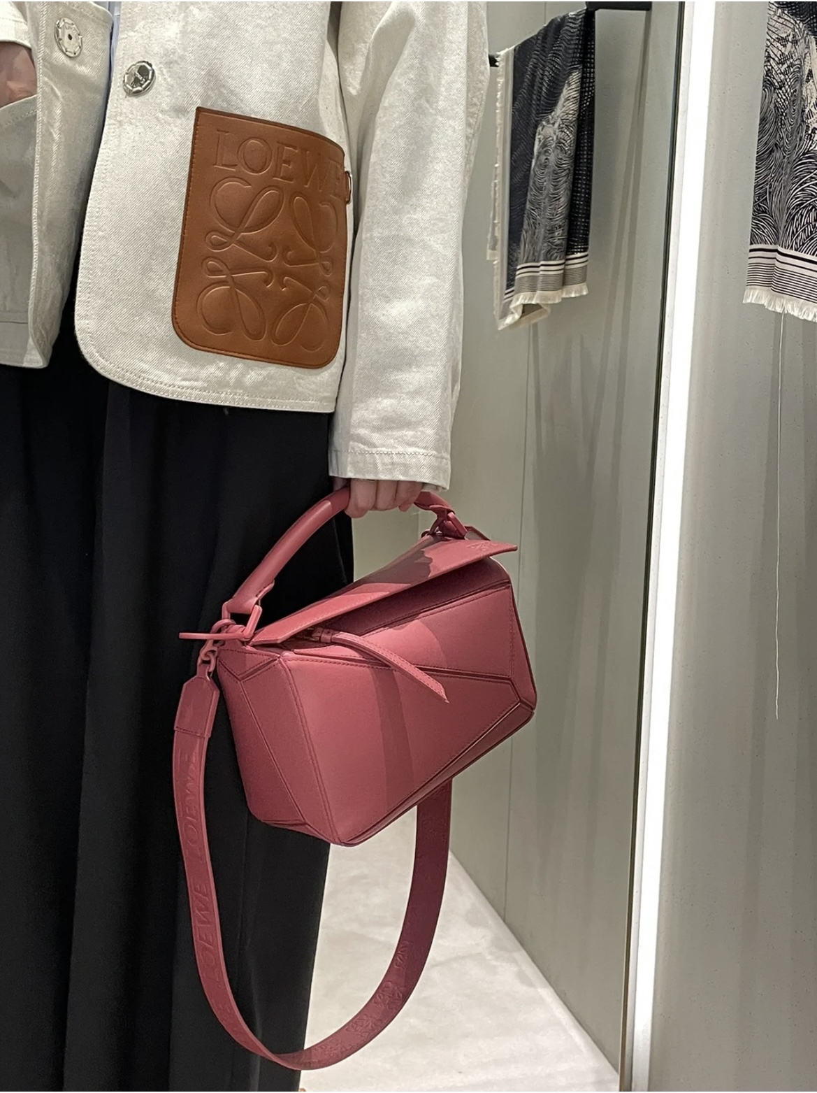 LOEWE Puzzle 24CM bag 字母肩带牛皮小号几何包 0189玫粉色/粉扣