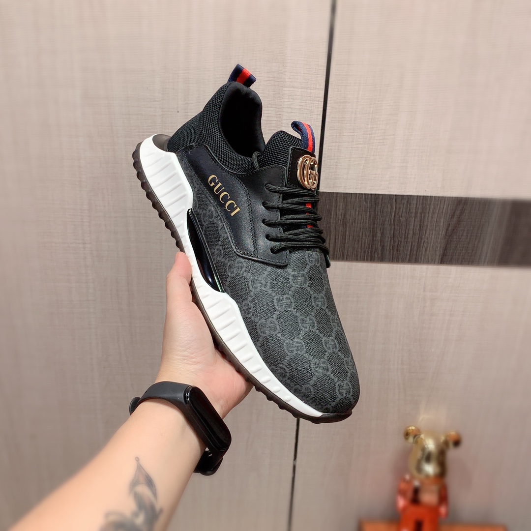 I5  Gucci  古奇   最新爆款休闲鞋，顶端品牌奢侈～代购，顶级～质量。专柜同卖产品鞋面選用进口透气牛皮搭配材质透气羊皮内里精细做工。原版个性时尚柔软橡膠耐磨防滑大底，上脚轻巧舒适，实物拍摄實物更好看，011广州码: 38-44。2色入选