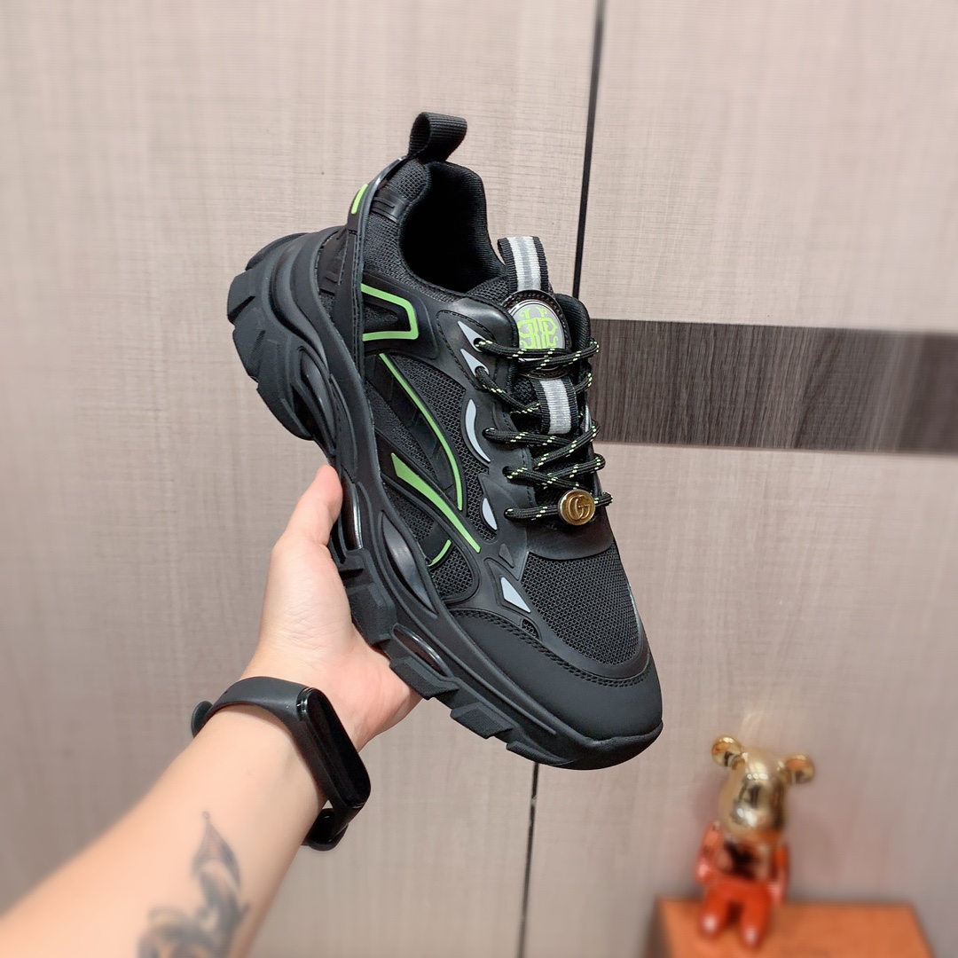 J0 运动 Gucci  古奇   最新爆款休闲鞋，顶端品牌奢侈～代购，顶级～质量。专柜同卖产品鞋面選用进口透气织网搭配材质透气猪皮内里精细做工。原版个性时尚柔软橡膠耐磨防滑大底，上脚轻巧舒适，实物拍摄實物更好看，003码: 38-44。