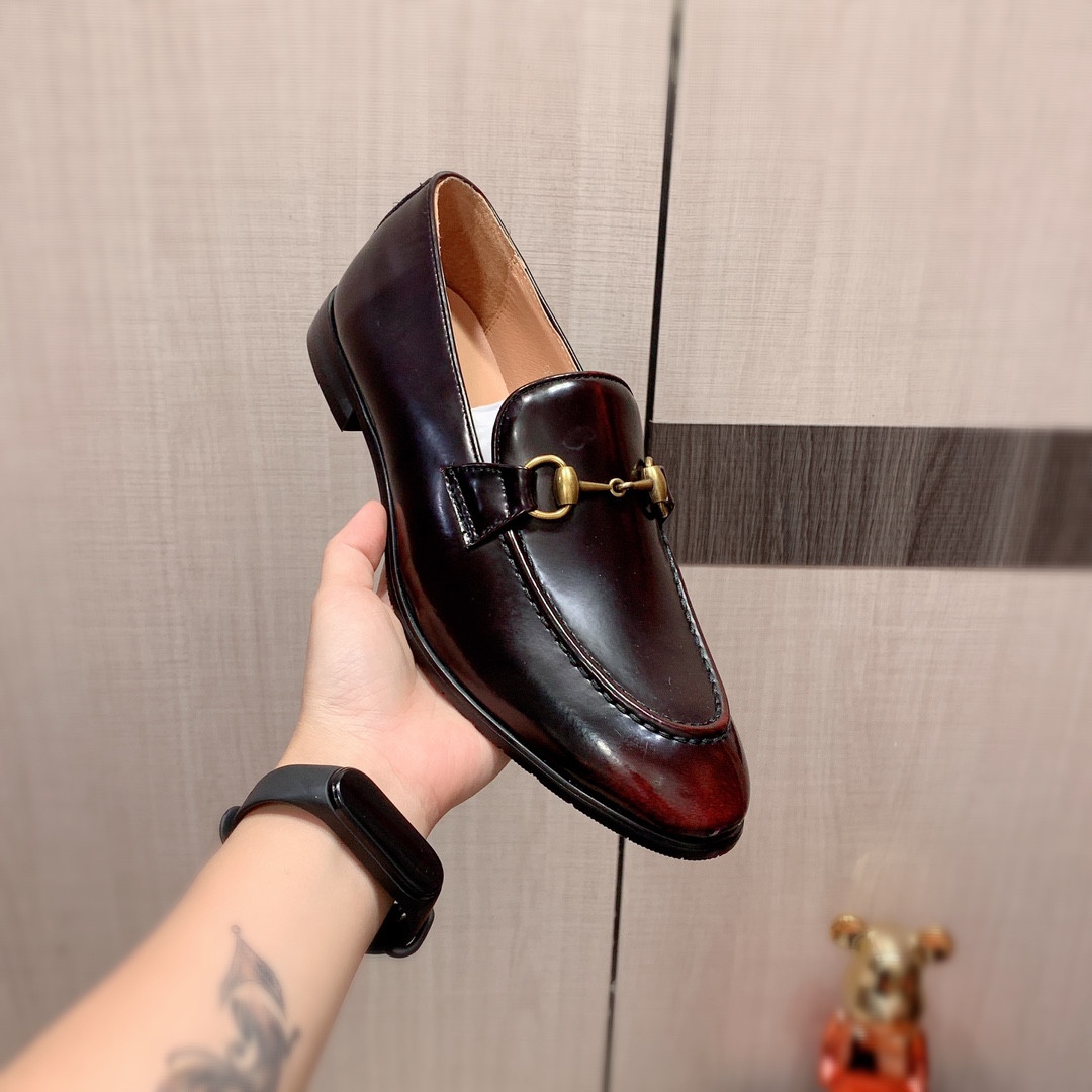 J0 皮鞋 Gucci  古奇   最新爆款休闲鞋，顶端品牌奢侈～代购，顶级～质量。玉专柜同卖产品鞋面選用进口透气牛皮搭配材质透气羊皮内里精细做工。原版个性时尚柔软橡膠耐磨防滑大底，上脚轻巧舒适，实物拍摄實物更好看，003码: 38-44。