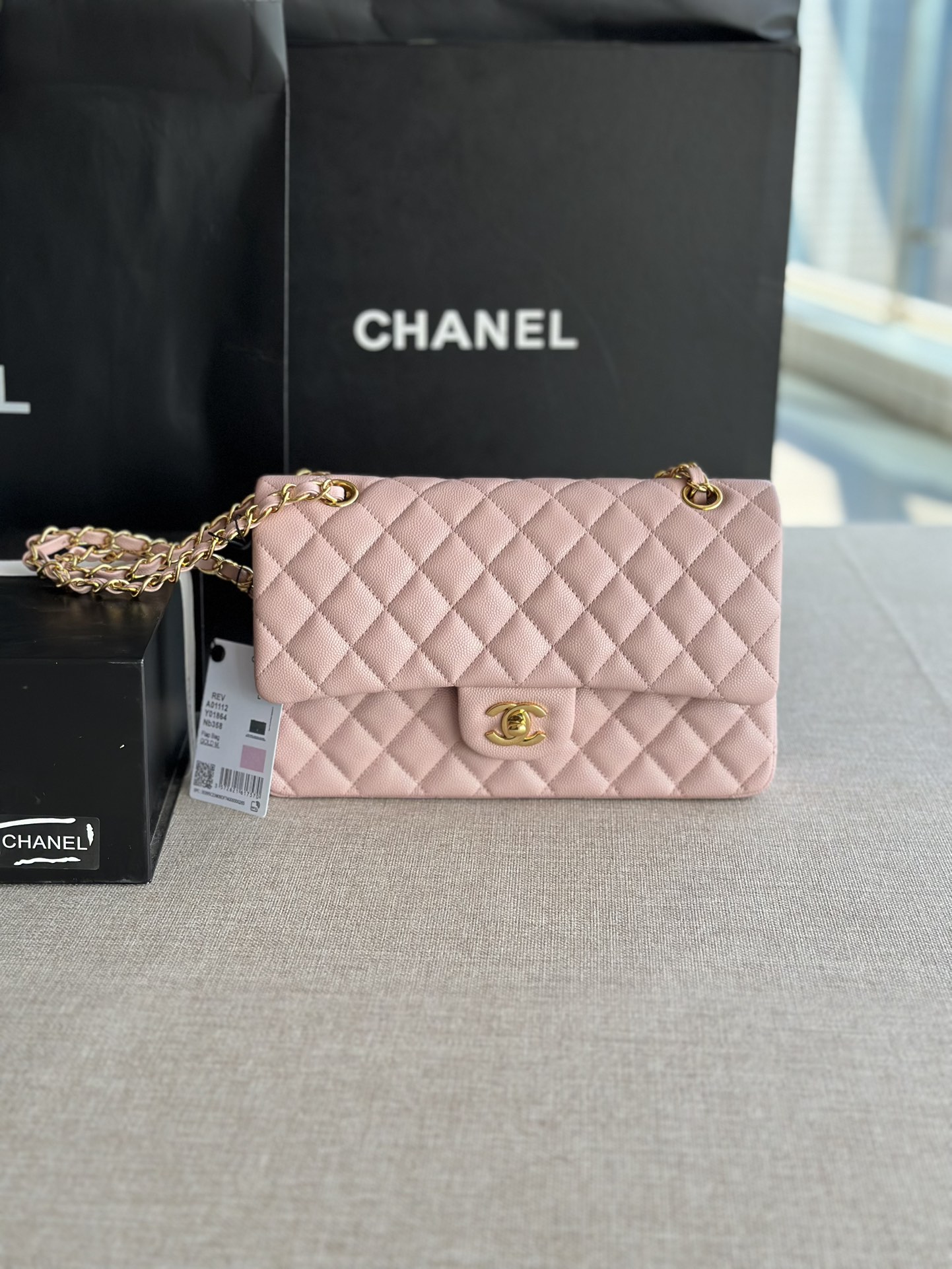 NO:198145,1112 high-end custom products Chane1 Classic Flap Bag A01112 interprets Chane1's classic, elegant, simple and exquisite!  Counter synchronous update Latest version ZP perfect version replica Medium Size: 25cm, Chanel, christian louboutin, chanel, chanel19860909批 1112高端定制品 Chane1 Classic Flap Bag A01112演绎了Chane1的经典,高雅、简约、精美！专柜同步更新 最新版本 ZP完美版型复刻 Medium Size: 25cm,香奈儿,christian louboutin,chanel,chanel,Bag