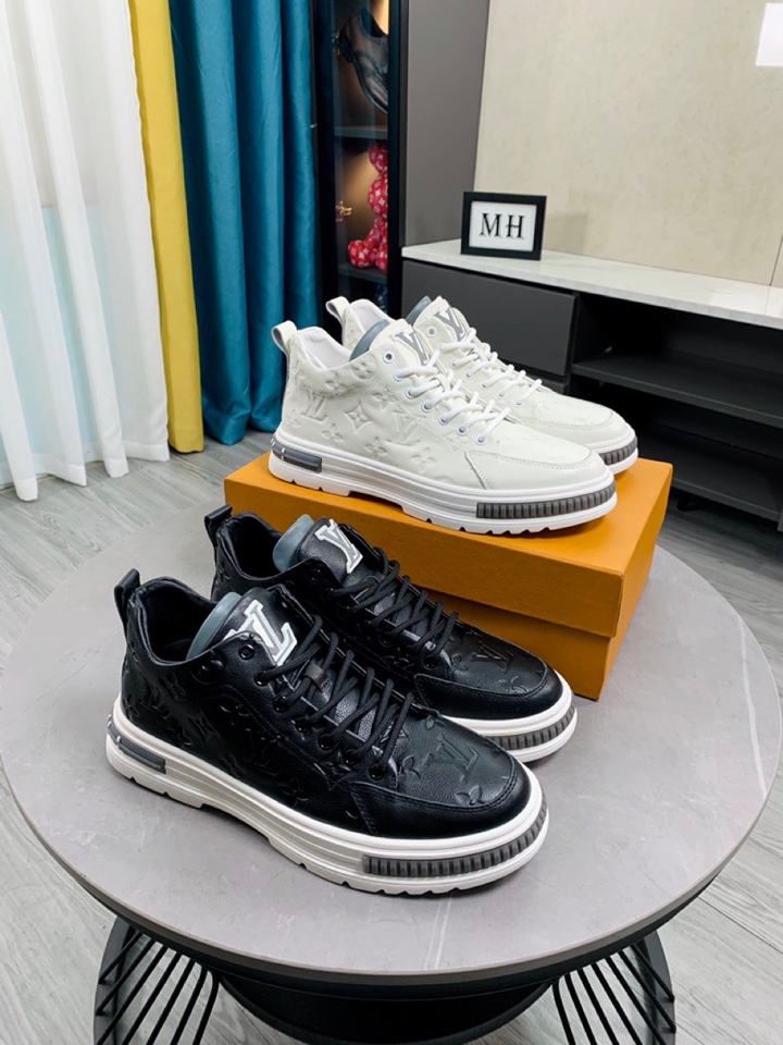 J0 Louis Vuitton 路易威登 LV 休闲男鞋. 时尚潮男必备,香港专柜新品出炉, 大牌风范,欧美大师强力打造独特款式,上脚舒适,大底超柔软,超耐磨.给人视觉冲击感强.材料: 鞋面进口牛皮压花纯发泡大底,橡胶图形搭配,38一44