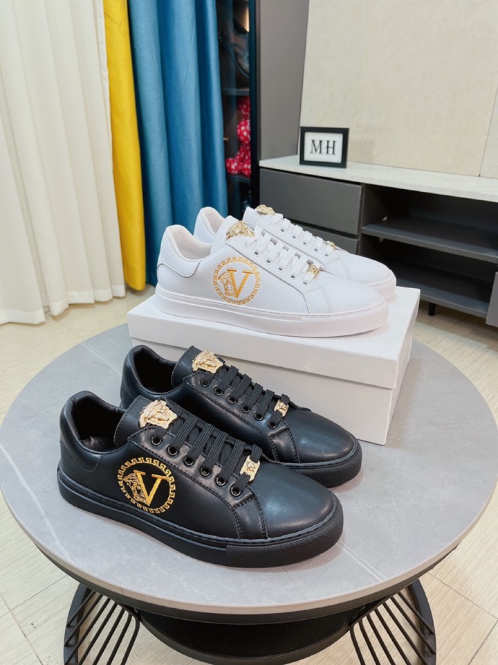 I0 VERSACE 范思哲   巴黎时装走秀款专柜同步上市进口镜面材料搭配头层牛皮制面内里采用头层水染羊皮,绝对的奢华打造,引领时尚新概念.配码：38-44