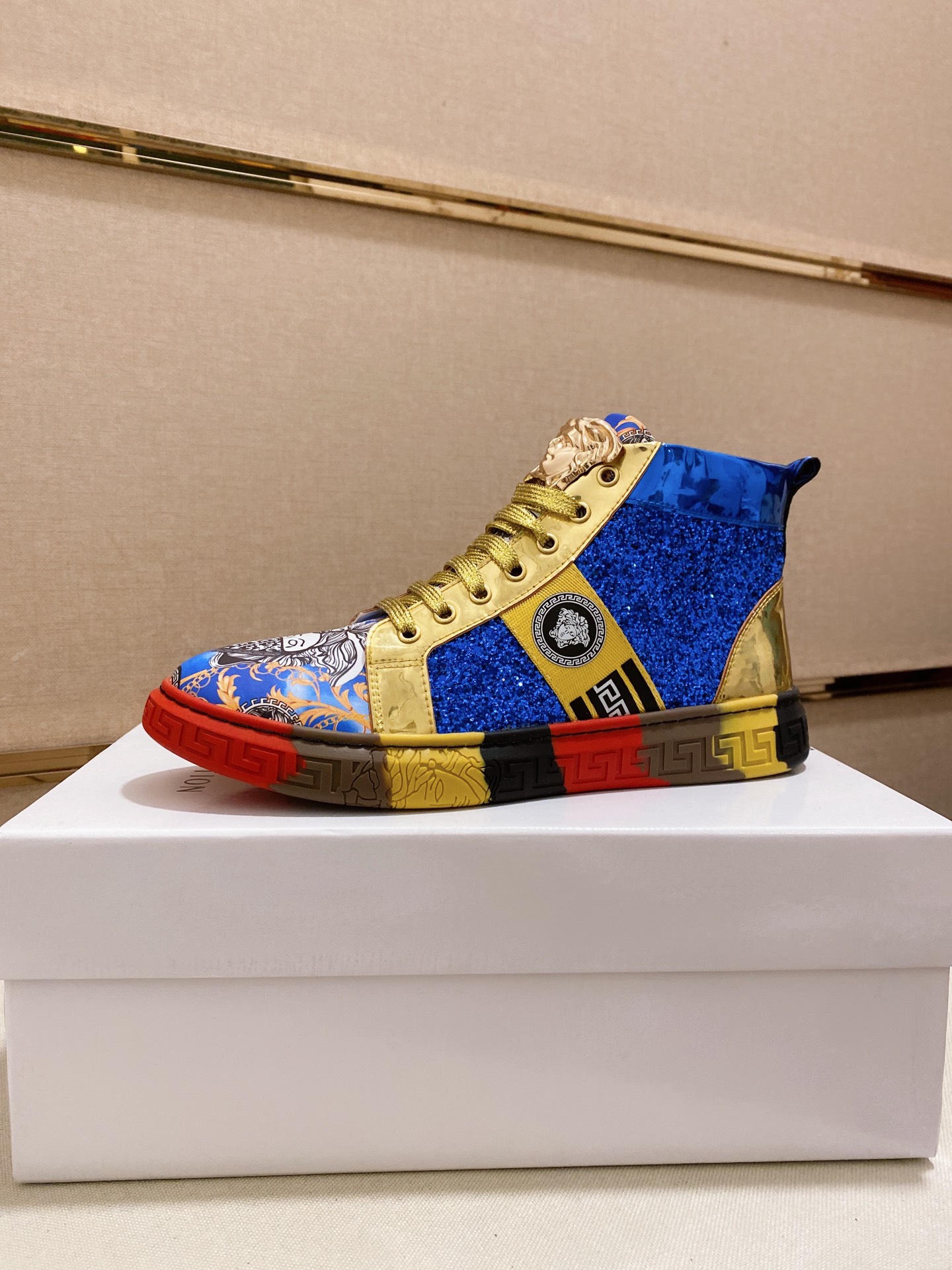 I5 Versace 范思哲  鞋面进口牛皮内里进口羊皮内里 .原版大底开模,每一位男士的身份衬托,上脚大气稳重高端定制专柜原版复刻不管风吹雨打鞋楦不变,经得起时间的验证, 码数：38-44可订做45不退换