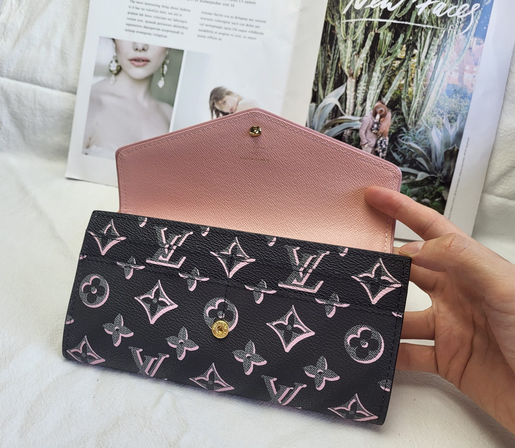 Leather texture of the zip-around wallet