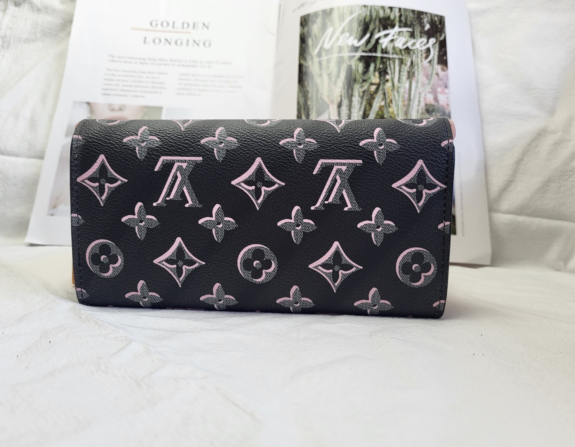 Leather wallet with accessories