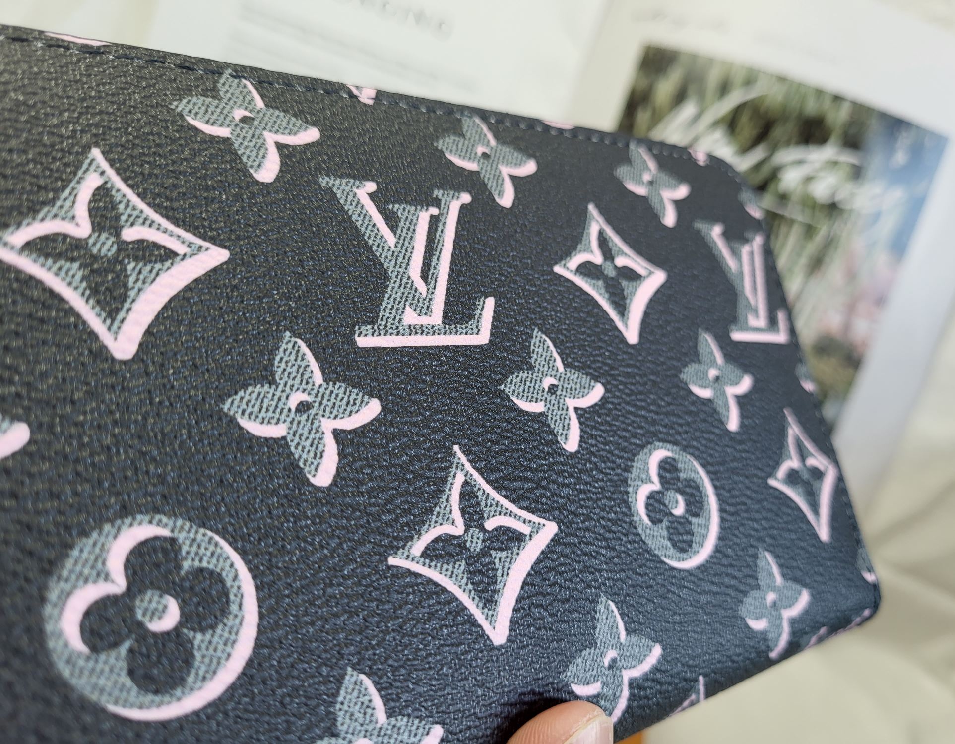 Luxury genuine leather long wallet, details on the exterior.