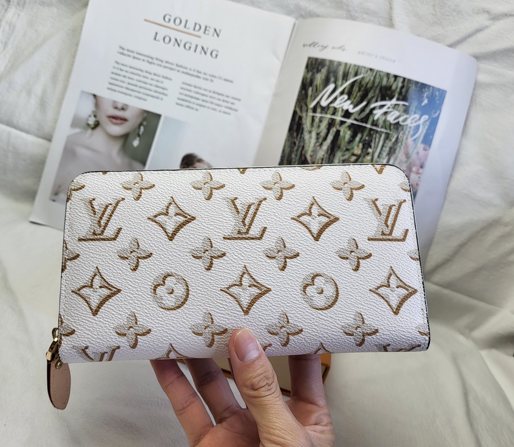 Compartment for cash in the long elegant wallet