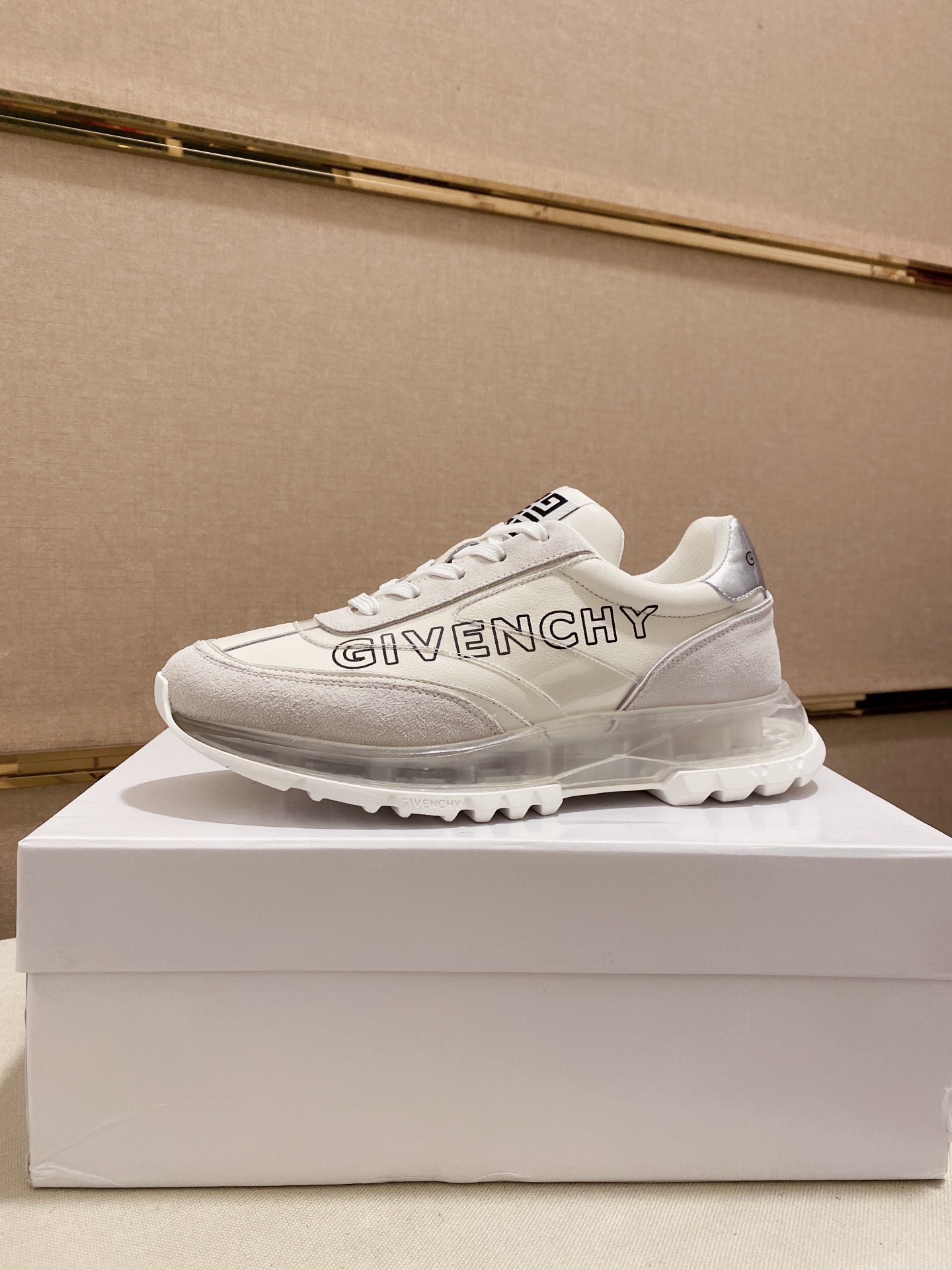 L5 Givenchy 纪梵希  专柜同步 人手一双 不容错过 专柜买版 完全1:1 开模定制顶级版本 原版展示提供对比 让大货做到和原版0区别实物和图片来见证1面料：原版头层牛皮 2内里：原版牛皮内里 干爽 舒适3鞋底：正品独家私模气垫大底 Size码数：38-44. 可定做45 不退换