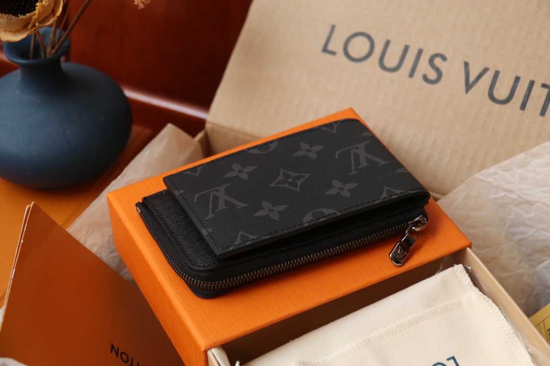 Louis Vuitton 這款全新的Hybrid錢包採用黑色Monogram Shadow皮革製造