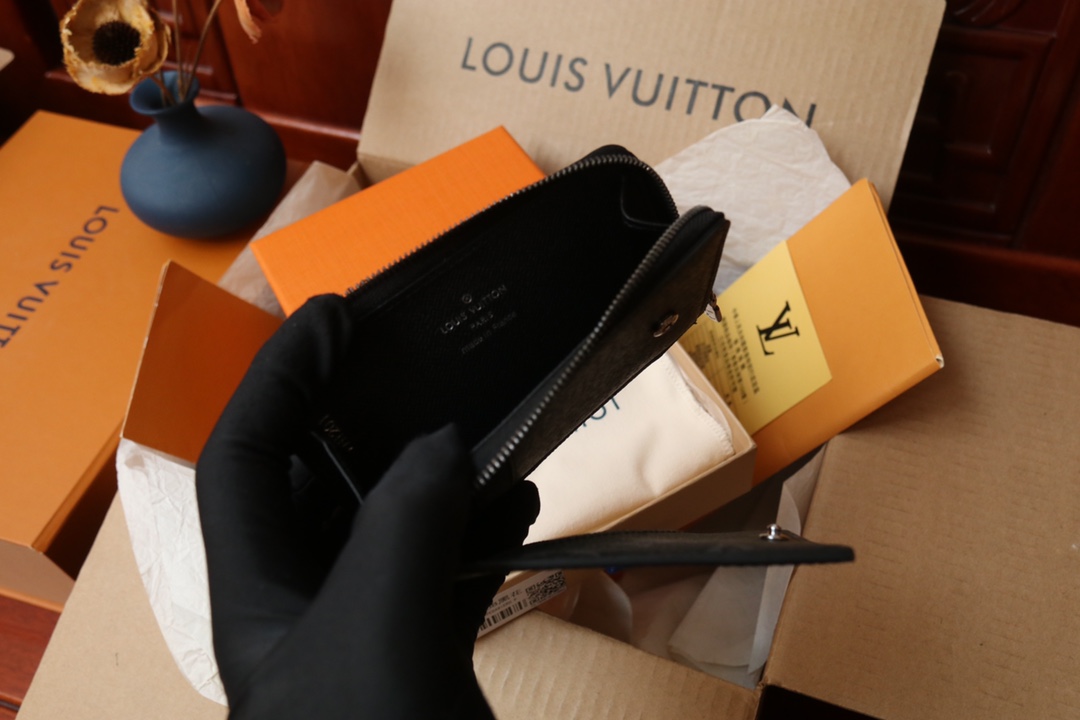 Louis Vuitton 這款全新的Hybrid錢包採用黑色Monogram Shadow皮革製造