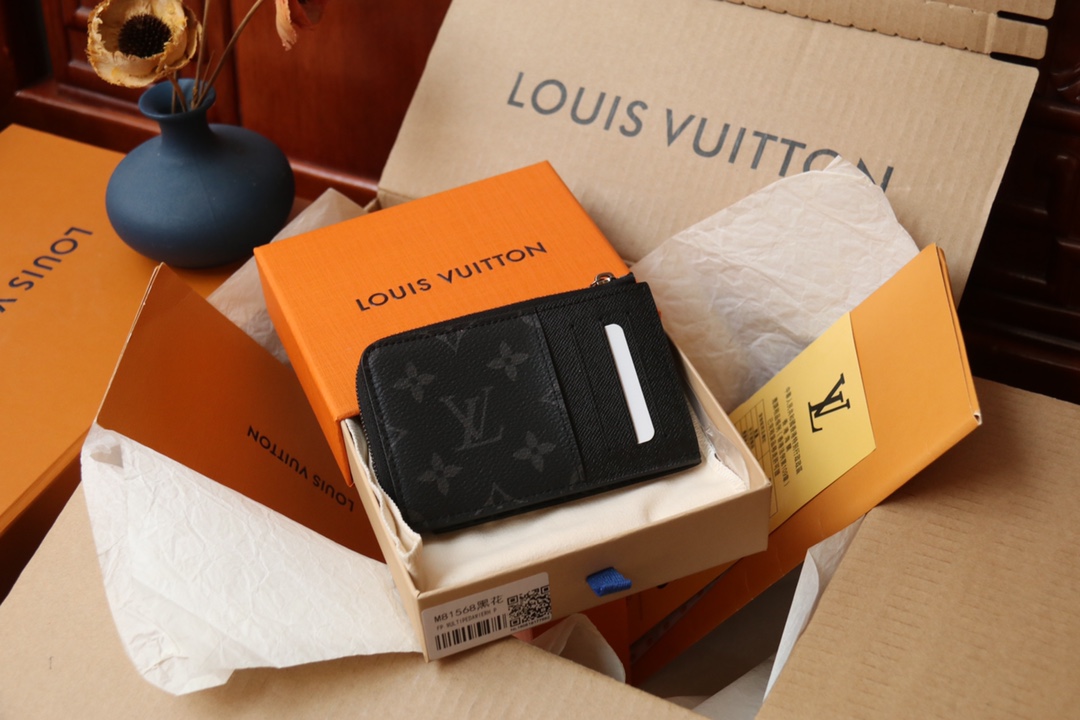 Louis Vuitton 這款全新的Hybrid錢包採用黑色Monogram Shadow皮革製造