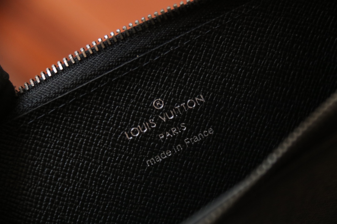Louis Vuitton 這款全新的Hybrid錢包採用黑色Monogram Shadow皮革製造