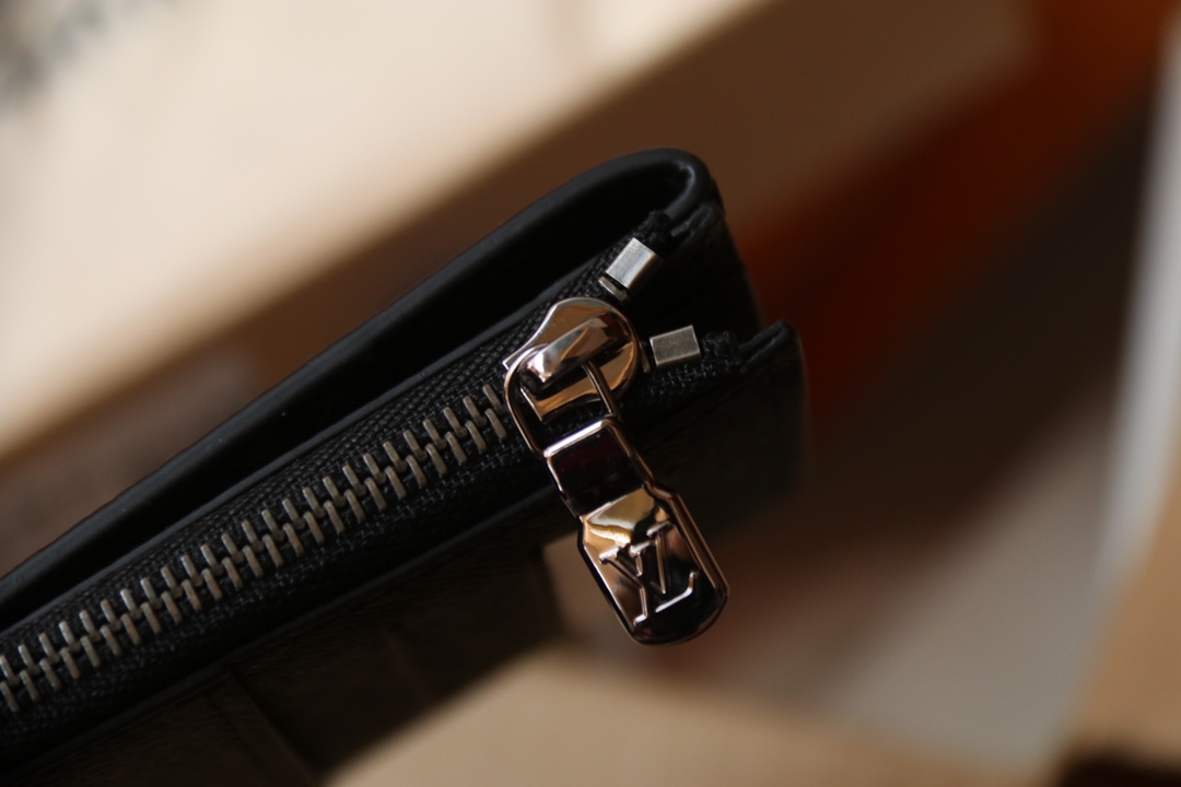 Louis Vuitton 這款全新的Hybrid錢包採用黑色Monogram Shadow皮革製造