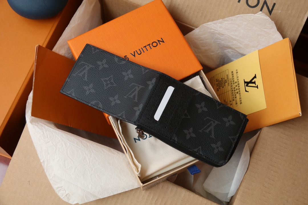 Louis Vuitton 這款全新的Hybrid錢包採用黑色Monogram Shadow皮革製造