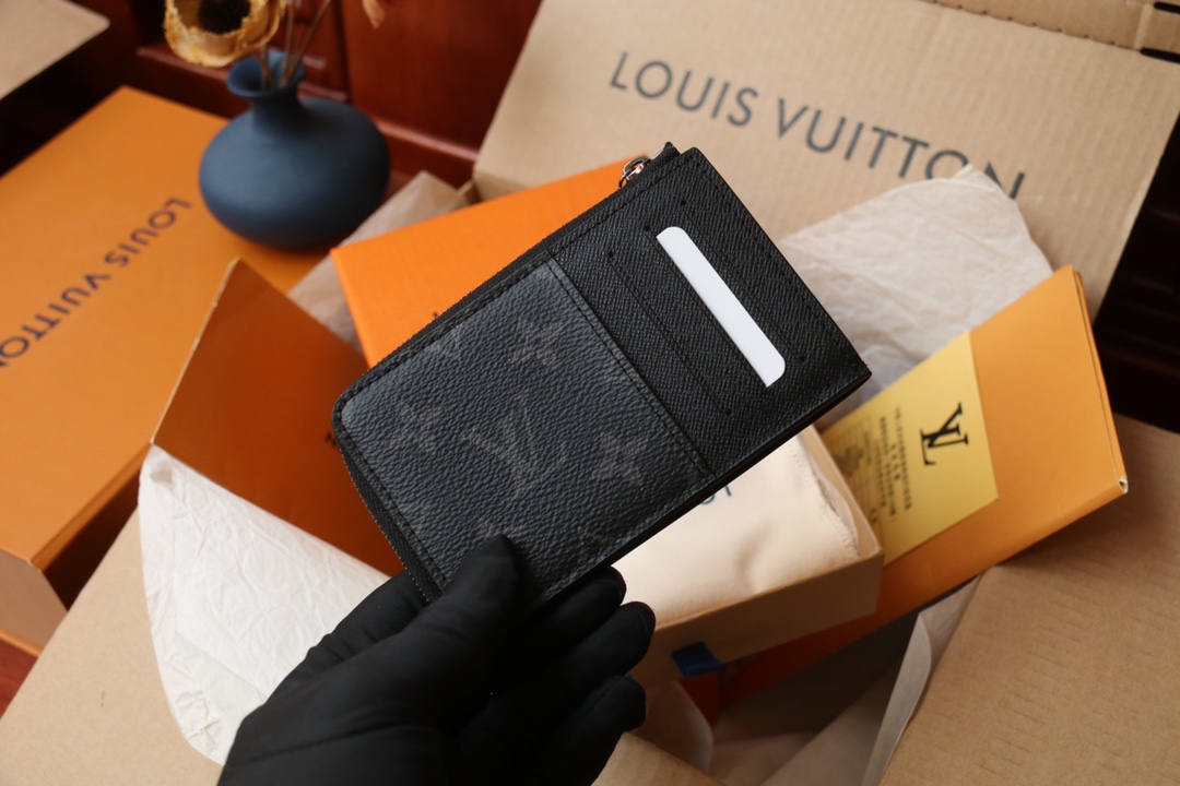 Louis Vuitton 這款全新的Hybrid錢包採用黑色Monogram Shadow皮革製造