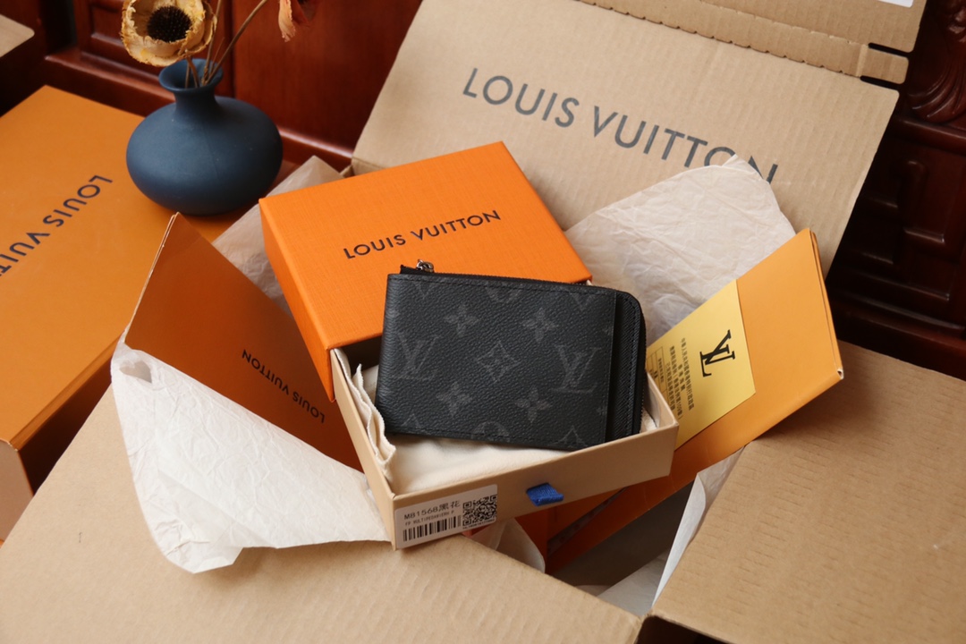 Louis Vuitton 這款全新的Hybrid錢包採用黑色Monogram Shadow皮革製造