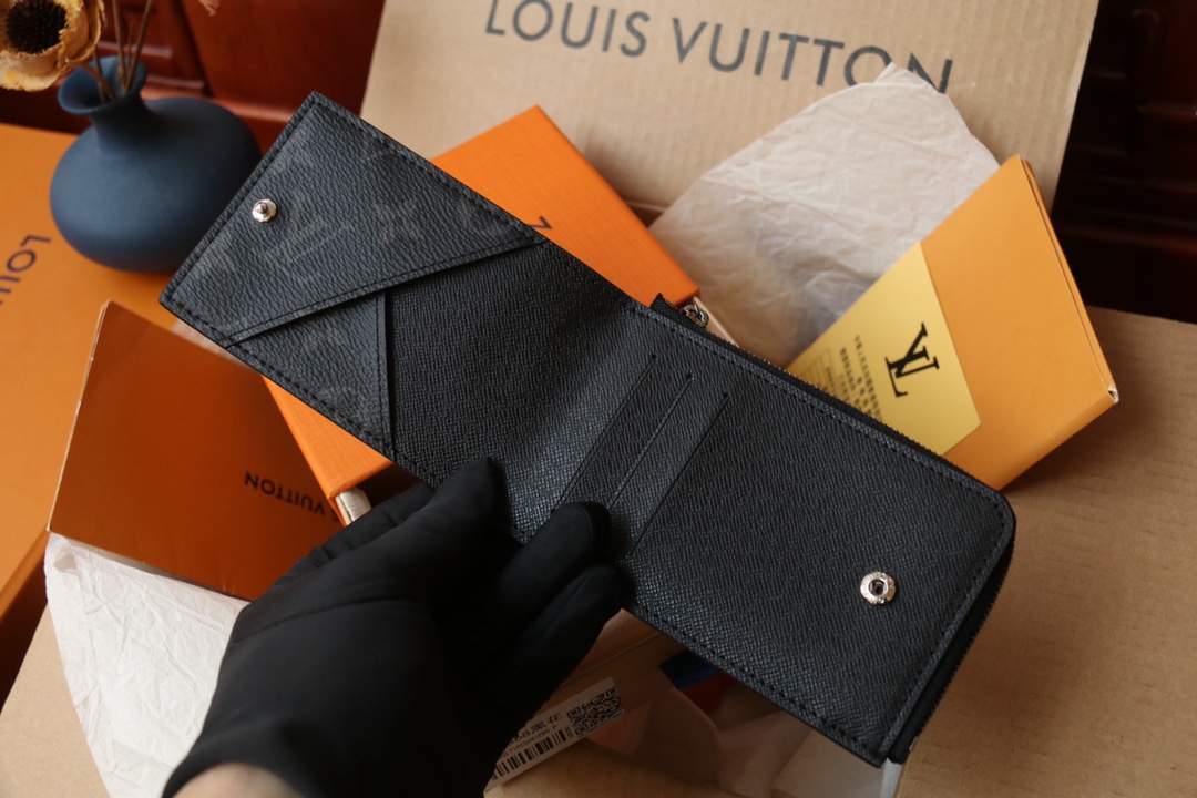 Louis Vuitton 這款全新的Hybrid錢包採用黑色Monogram Shadow皮革製造