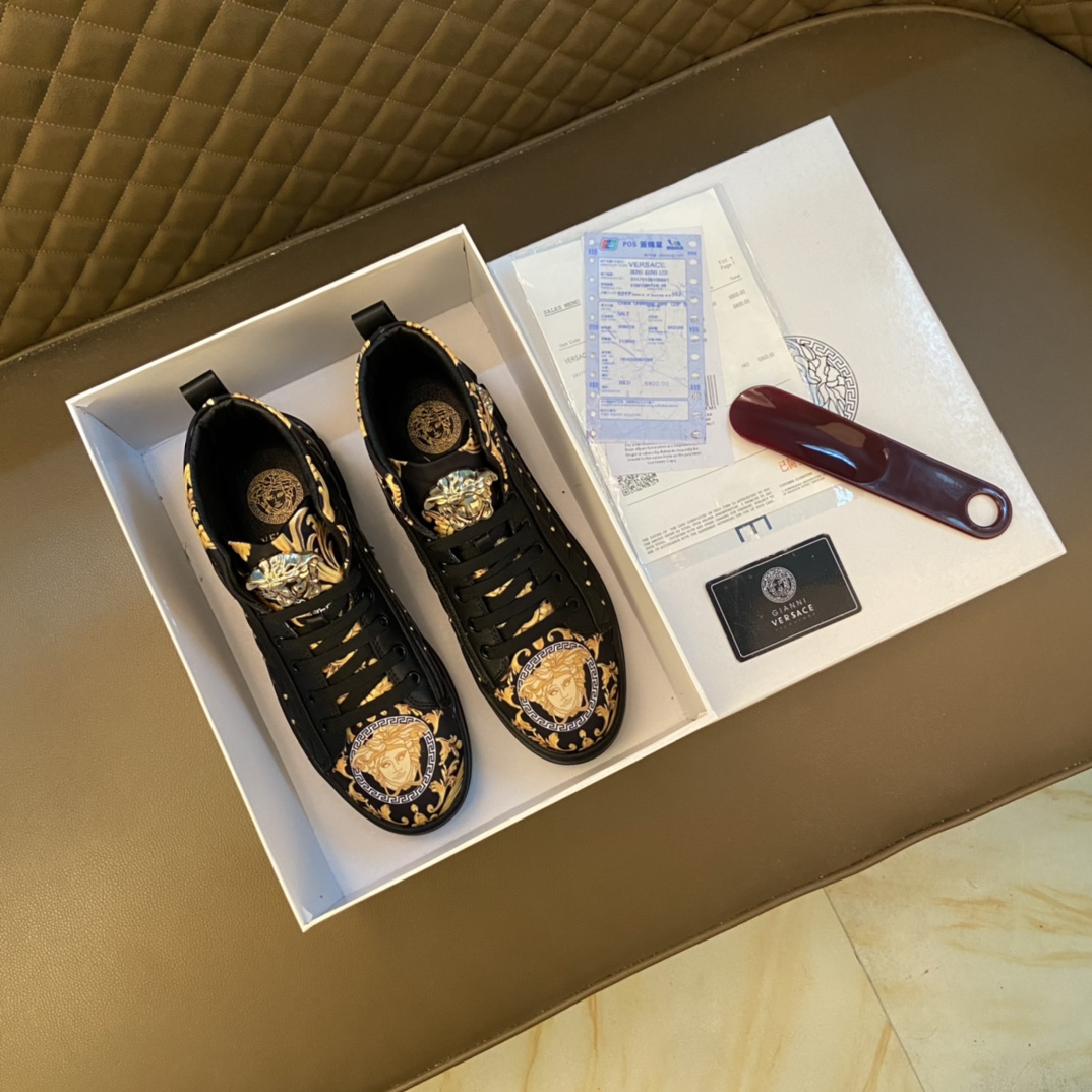 I5   Versace 范思哲 ～独领风骚2022经典低帮懒人款,原版瓦莎琪荔牛皮制作鞋 鞋后跟霸气LOGO更是重金精心打造 材料：进口头层小牛皮,羊皮内里 欧美大师独特版面设计 完美打造专柜品质,懒人套脚设计 耐磨仿滑原版大底 运动跑步风设计 上脚独特的美,  Versace 范思哲 原版鞋面复刻 英伦范儿 适合司机驾车外出 绝对的焦点 高端 优雅.男鞋码数38-44 45 黑色 白色 选