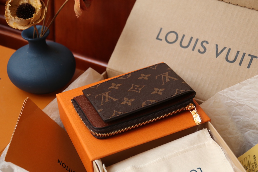 Louis Vuitton 這款全新的Hybrid錢包採用黑色Monogram Shadow皮革製造