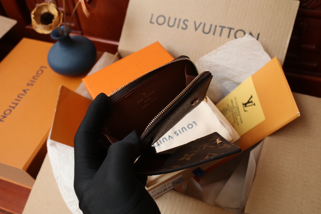 Louis Vuitton 這款全新的Hybrid錢包採用黑色Monogram Shadow皮革製造