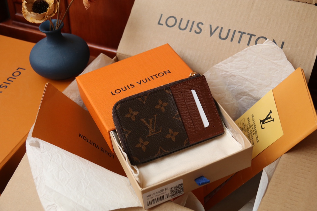 Louis Vuitton 這款全新的Hybrid錢包採用黑色Monogram Shadow皮革製造