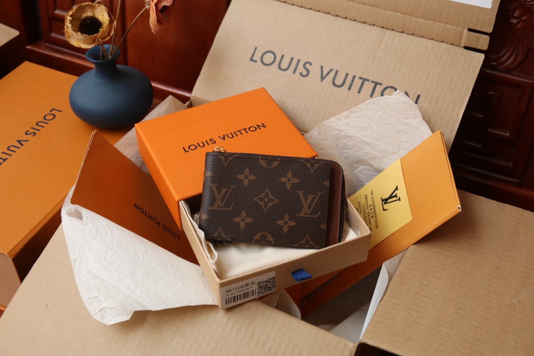 Louis Vuitton 這款全新的Hybrid錢包採用黑色Monogram Shadow皮革製造