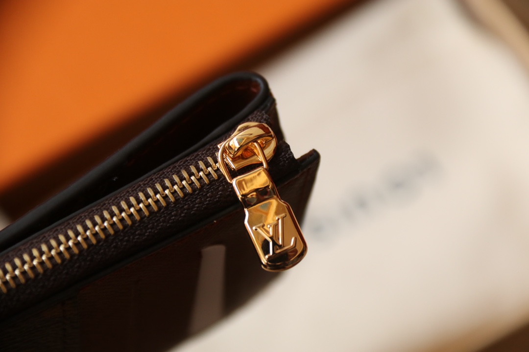 Louis Vuitton 這款全新的Hybrid錢包採用黑色Monogram Shadow皮革製造
