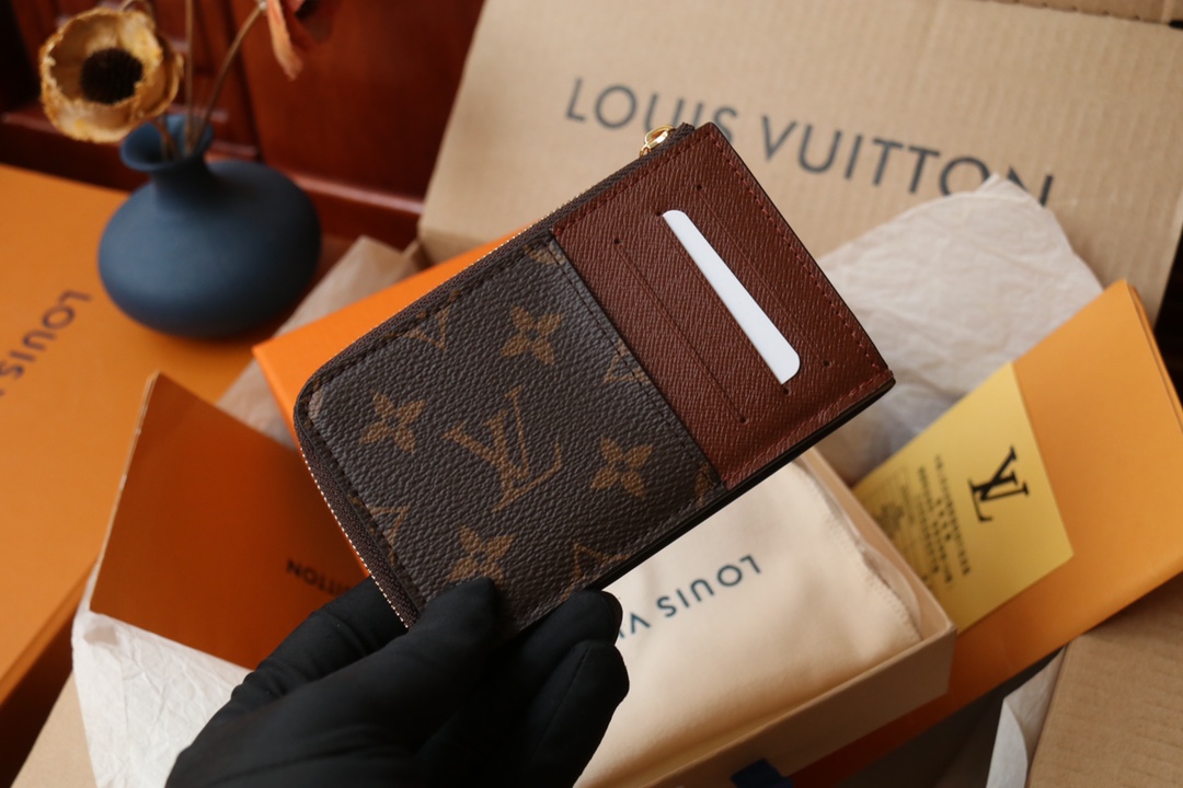 Louis Vuitton 這款全新的Hybrid錢包採用黑色Monogram Shadow皮革製造