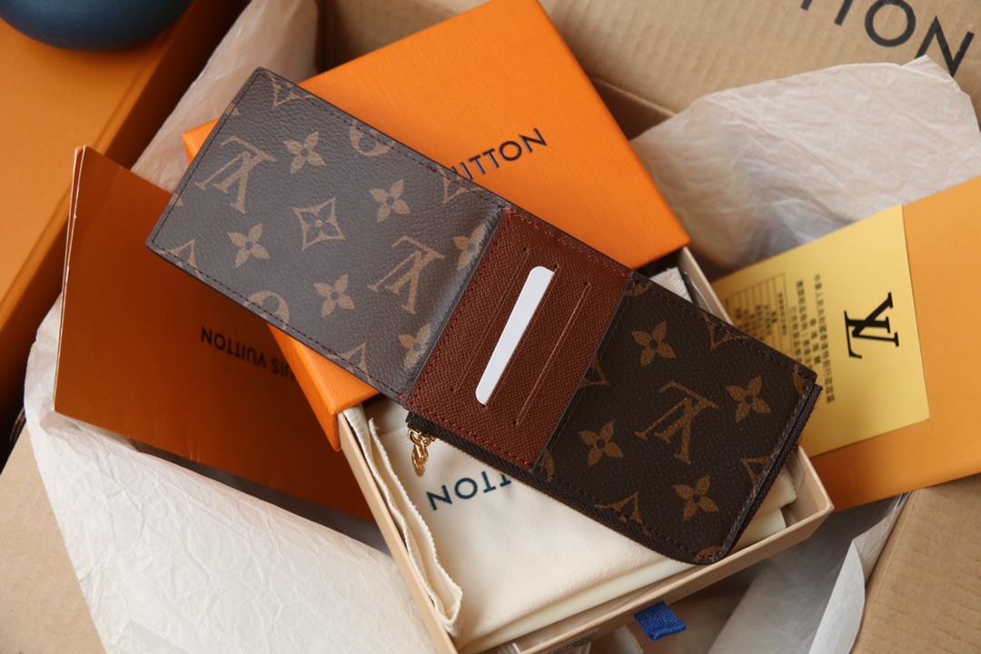 Louis Vuitton 這款全新的Hybrid錢包採用黑色Monogram Shadow皮革製造