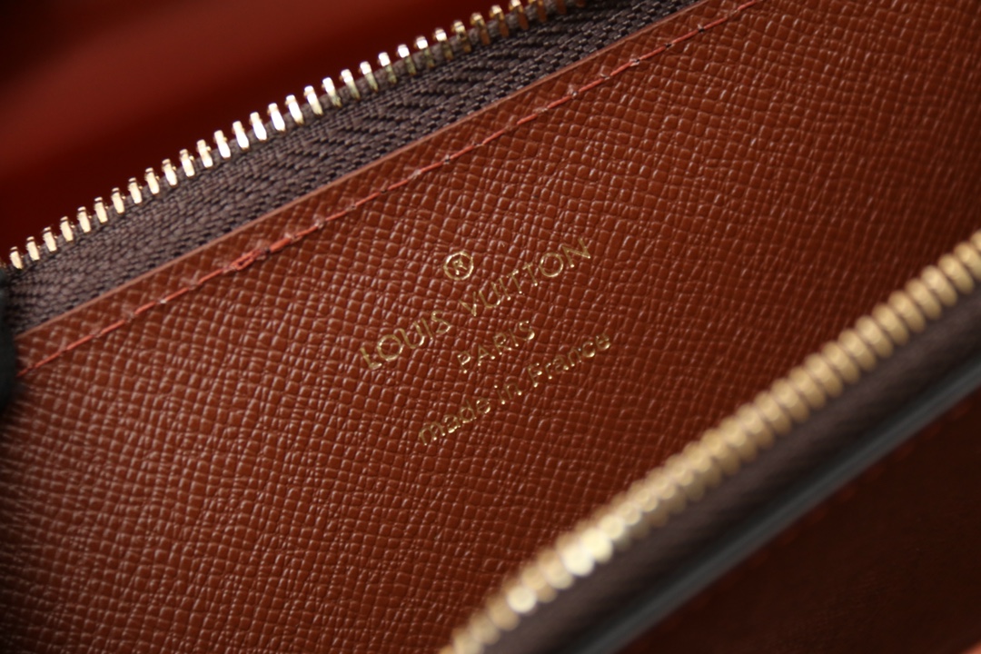 Louis Vuitton 這款全新的Hybrid錢包採用黑色Monogram Shadow皮革製造