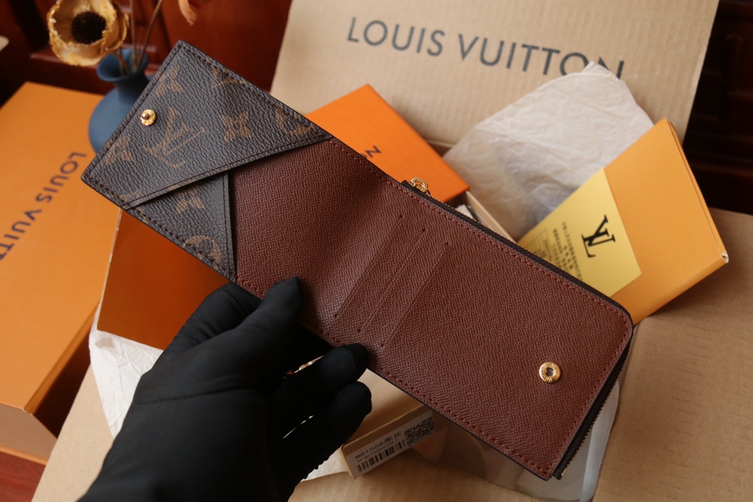 Louis Vuitton 這款全新的Hybrid錢包採用黑色Monogram Shadow皮革製造