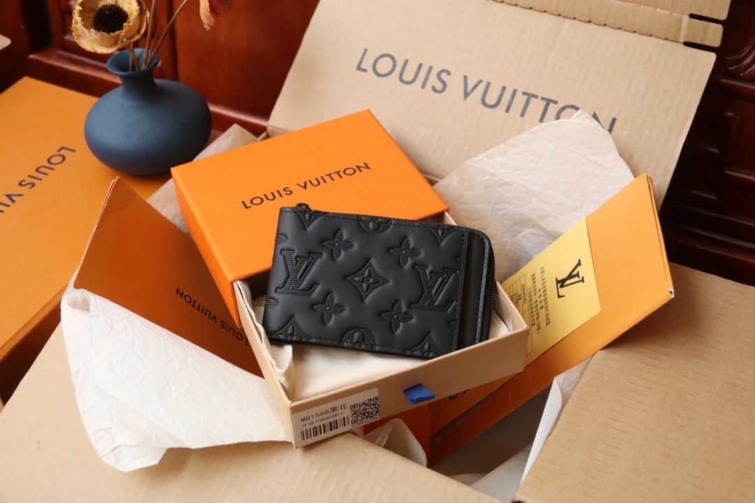 Louis Vuitton 這款全新的Hybrid錢包採用黑色Monogram Shadow皮革製造