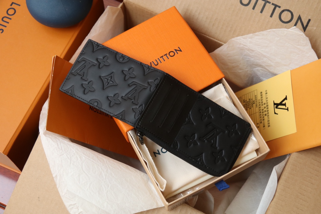 Louis Vuitton 這款全新的Hybrid錢包採用黑色Monogram Shadow皮革製造