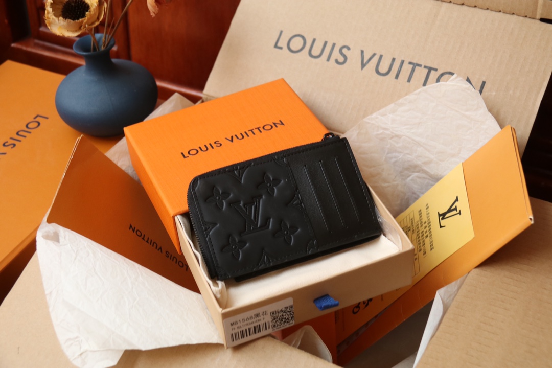 Louis Vuitton 這款全新的Hybrid錢包採用黑色Monogram Shadow皮革製造