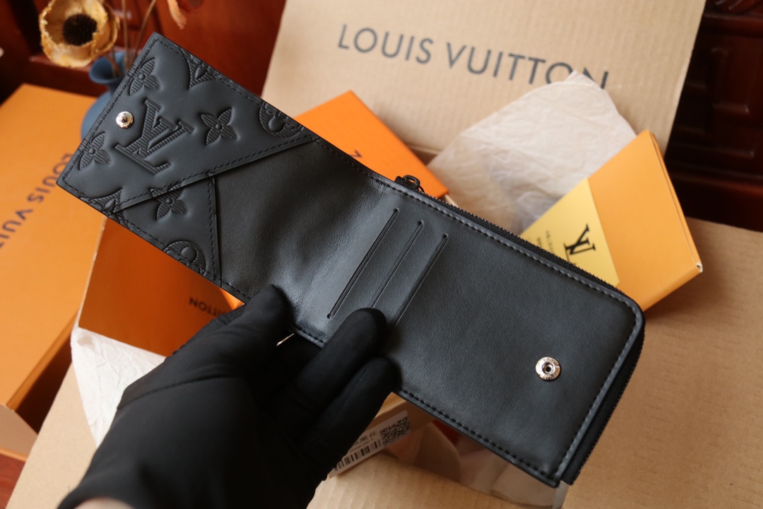 Louis Vuitton 這款全新的Hybrid錢包採用黑色Monogram Shadow皮革製造