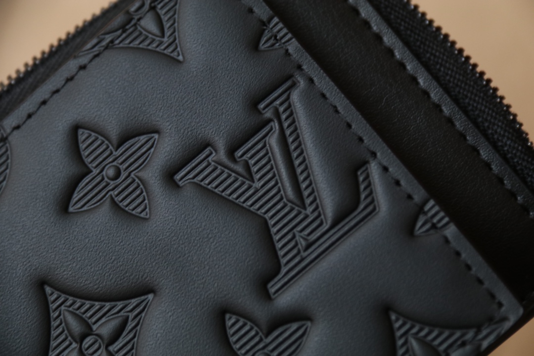 Louis Vuitton 這款全新的Hybrid錢包採用黑色Monogram Shadow皮革製造