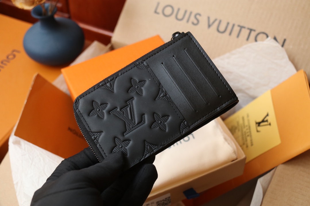 Louis Vuitton 這款全新的Hybrid錢包採用黑色Monogram Shadow皮革製造