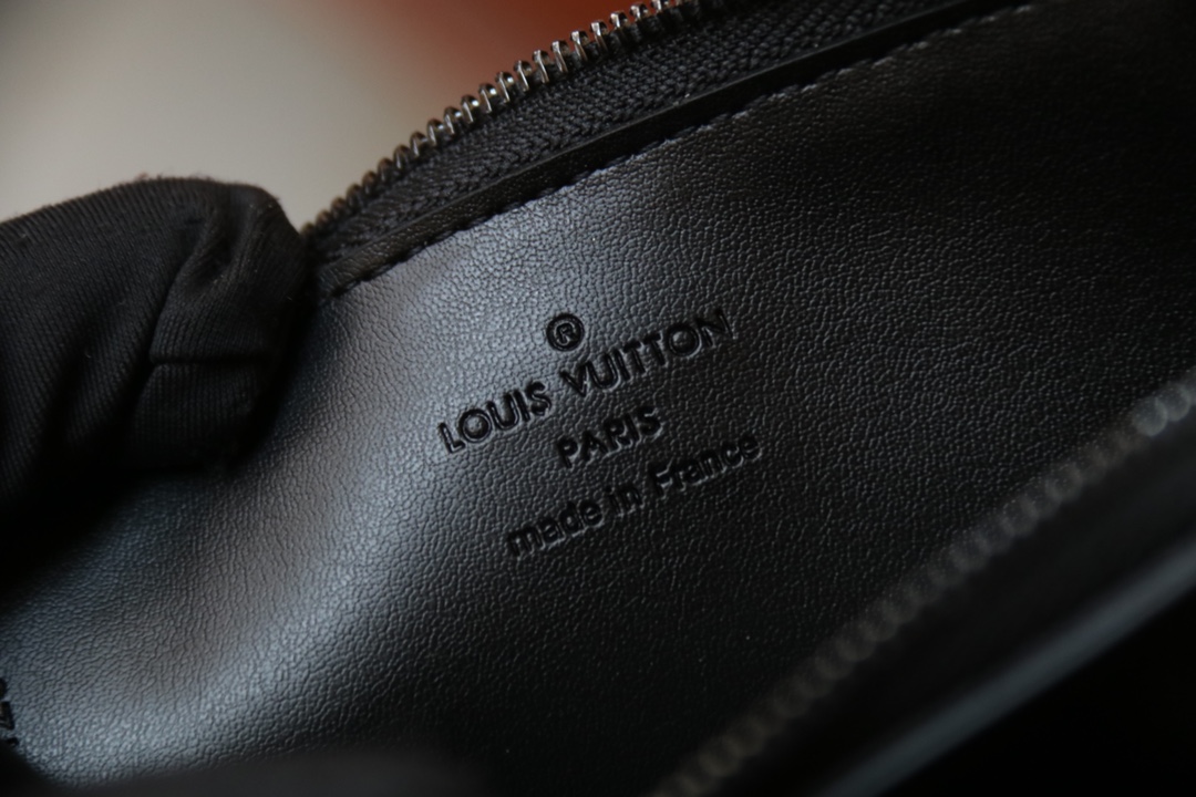 Louis Vuitton 這款全新的Hybrid錢包採用黑色Monogram Shadow皮革製造
