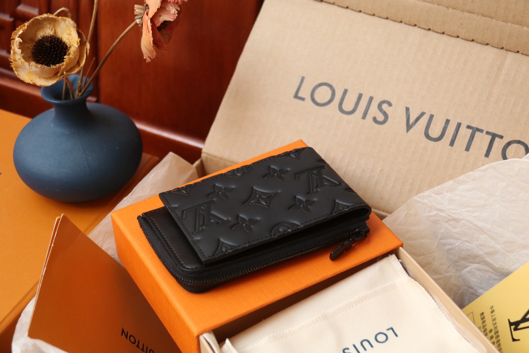 Louis Vuitton 這款全新的Hybrid錢包採用黑色Monogram Shadow皮革製造