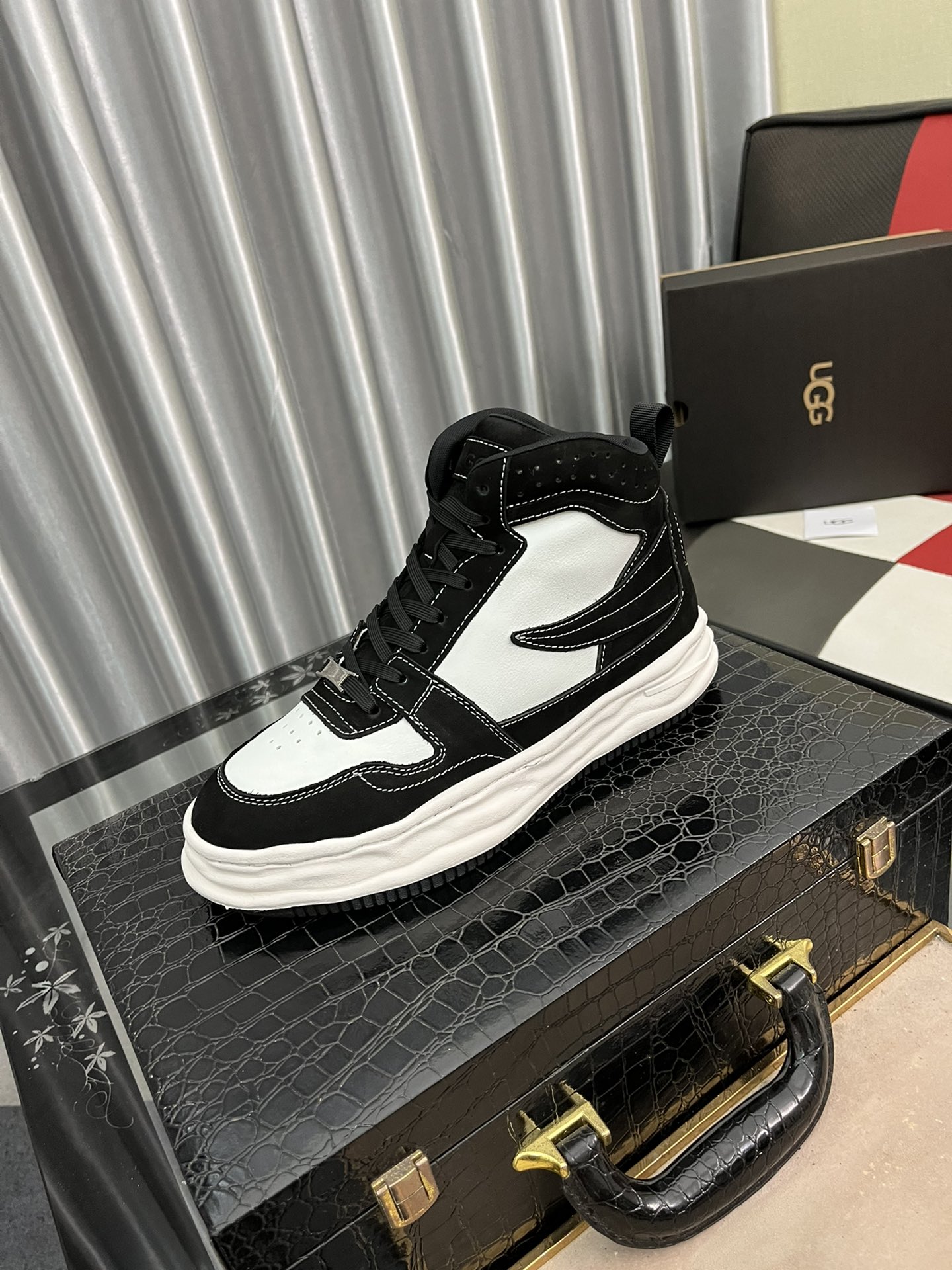 L5 澳洲进口加厚羊毛 UGG正品代购尺码：39-44 45可定做等级官网1:1材料头层真皮防水防冻鞋面 真毛内里 原版防滑耐磨轻便柔软大底款式类别：男士休闲鞋 搭潮流款 上脚舒服颜色：3色可选