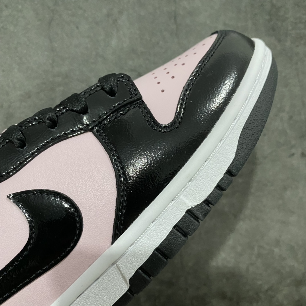 图片[7]-神版纯原 NK Dunk Low 黑粉漆皮 DJ9955-600 此款鞋面黑色部分为细纹路漆皮 粉色部分为头层皮 鞋带是丝绸材质鞋带 鞋舌是粉色珠光丝绒材质 独家原厂航空铝磨具打磨大底 鞋头坡度极致还原 原盒原配 圈内天花板工艺 原厂冲刀 超高清洁度 全鞋零毛边皮料切割 全套原楦原模倾力打造完美版型 采用原厂百宏鞋带以及原厂百宏织唛舌标 内标可供原厂几率过验 原厂中底布黄色点胶 原厂中底布拉帮走线遵循公司‼️ 尺码：36 36.5 37.5 38 38.5 39 40 40.5 41 42 42.5 43 44 44.5 45 46-选品中心