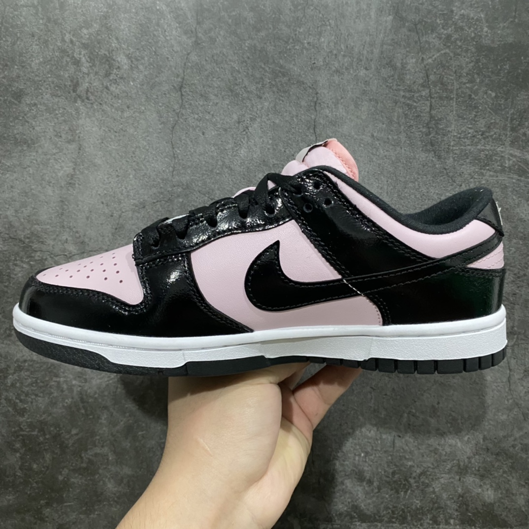 图片[2]-神版纯原 NK Dunk Low 黑粉漆皮 DJ9955-600 此款鞋面黑色部分为细纹路漆皮 粉色部分为头层皮 鞋带是丝绸材质鞋带 鞋舌是粉色珠光丝绒材质 独家原厂航空铝磨具打磨大底 鞋头坡度极致还原 原盒原配 圈内天花板工艺 原厂冲刀 超高清洁度 全鞋零毛边皮料切割 全套原楦原模倾力打造完美版型 采用原厂百宏鞋带以及原厂百宏织唛舌标 内标可供原厂几率过验 原厂中底布黄色点胶 原厂中底布拉帮走线遵循公司‼️ 尺码：36 36.5 37.5 38 38.5 39 40 40.5 41 42 42.5 43 44 44.5 45 46-选品中心