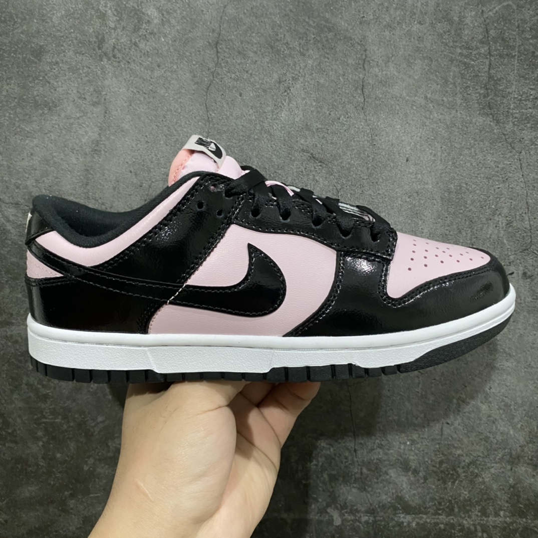 神版纯原 NK Dunk Low 黑粉漆皮 DJ9955-600 此款鞋面黑色部分为细纹路漆皮 粉色部分为头层皮 鞋带是丝绸材质鞋带 鞋舌是粉色珠光丝绒材质 独家原厂航空铝磨具打磨大底 鞋头坡度极致还原 原盒原配 圈内天花板工艺 原厂冲刀 超高清洁度 全鞋零毛边皮料切割 全套原楦原模倾力打造完美版型 采用原厂百宏鞋带以及原厂百宏织唛舌标 内标可供原厂几率过验 原厂中底布黄色点胶 原厂中底布拉帮走线遵循公司‼️ 尺码:36 36.5 37.5 38 38.5 39 40 40.5 41 42 42.5 43 44 44.5 45 46-选品中心