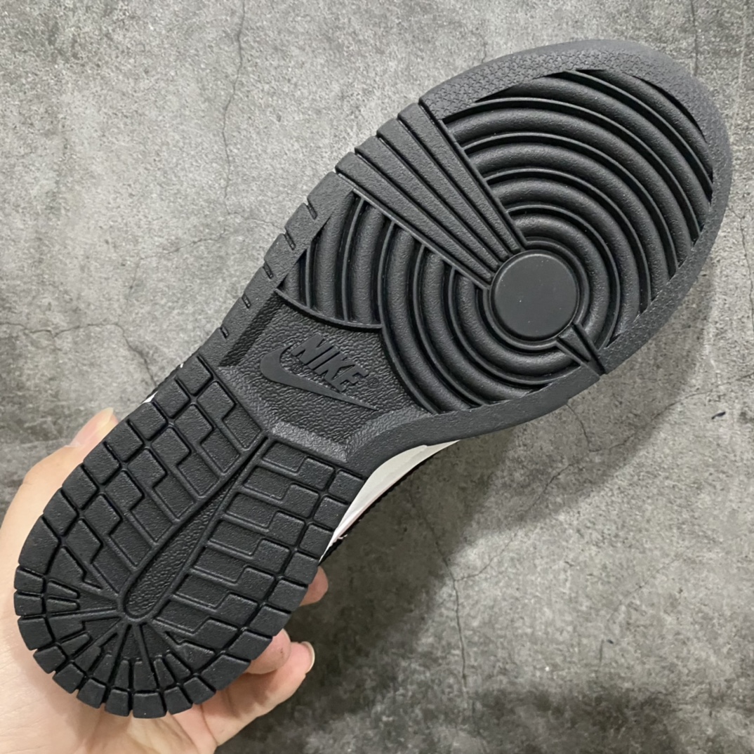 图片[9]-神版纯原 NK Dunk Low 黑粉漆皮 DJ9955-600 此款鞋面黑色部分为细纹路漆皮 粉色部分为头层皮 鞋带是丝绸材质鞋带 鞋舌是粉色珠光丝绒材质 独家原厂航空铝磨具打磨大底 鞋头坡度极致还原 原盒原配 圈内天花板工艺 原厂冲刀 超高清洁度 全鞋零毛边皮料切割 全套原楦原模倾力打造完美版型 采用原厂百宏鞋带以及原厂百宏织唛舌标 内标可供原厂几率过验 原厂中底布黄色点胶 原厂中底布拉帮走线遵循公司‼️ 尺码：36 36.5 37.5 38 38.5 39 40 40.5 41 42 42.5 43 44 44.5 45 46-选品中心