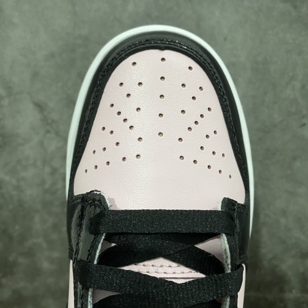 图片[5]-神版纯原 NK Dunk Low 黑粉漆皮 DJ9955-600 此款鞋面黑色部分为细纹路漆皮 粉色部分为头层皮 鞋带是丝绸材质鞋带 鞋舌是粉色珠光丝绒材质 独家原厂航空铝磨具打磨大底 鞋头坡度极致还原 原盒原配 圈内天花板工艺 原厂冲刀 超高清洁度 全鞋零毛边皮料切割 全套原楦原模倾力打造完美版型 采用原厂百宏鞋带以及原厂百宏织唛舌标 内标可供原厂几率过验 原厂中底布黄色点胶 原厂中底布拉帮走线遵循公司‼️ 尺码：36 36.5 37.5 38 38.5 39 40 40.5 41 42 42.5 43 44 44.5 45 46-选品中心