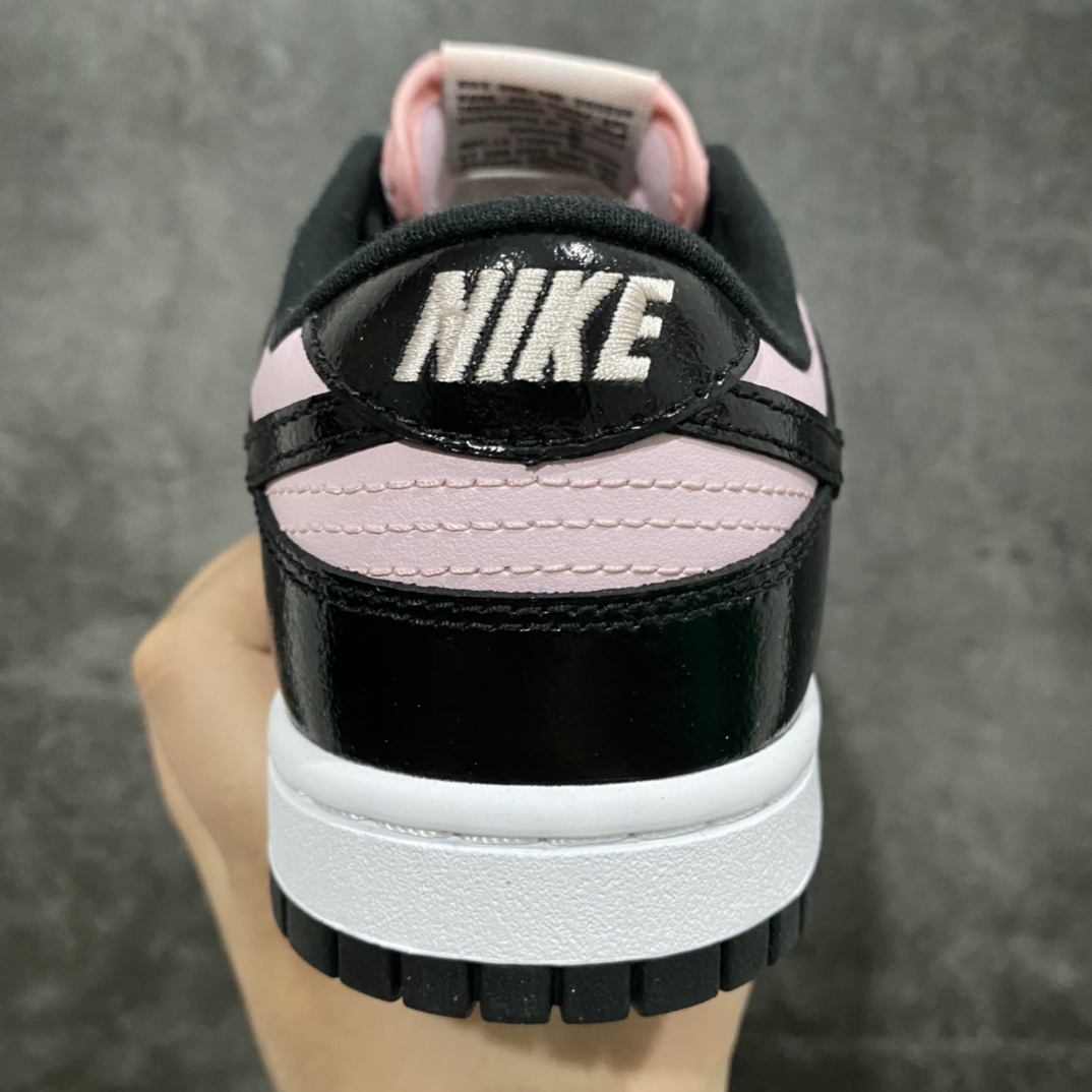 图片[4]-神版纯原 NK Dunk Low 黑粉漆皮 DJ9955-600 此款鞋面黑色部分为细纹路漆皮 粉色部分为头层皮 鞋带是丝绸材质鞋带 鞋舌是粉色珠光丝绒材质 独家原厂航空铝磨具打磨大底 鞋头坡度极致还原 原盒原配 圈内天花板工艺 原厂冲刀 超高清洁度 全鞋零毛边皮料切割 全套原楦原模倾力打造完美版型 采用原厂百宏鞋带以及原厂百宏织唛舌标 内标可供原厂几率过验 原厂中底布黄色点胶 原厂中底布拉帮走线遵循公司‼️ 尺码：36 36.5 37.5 38 38.5 39 40 40.5 41 42 42.5 43 44 44.5 45 46-选品中心