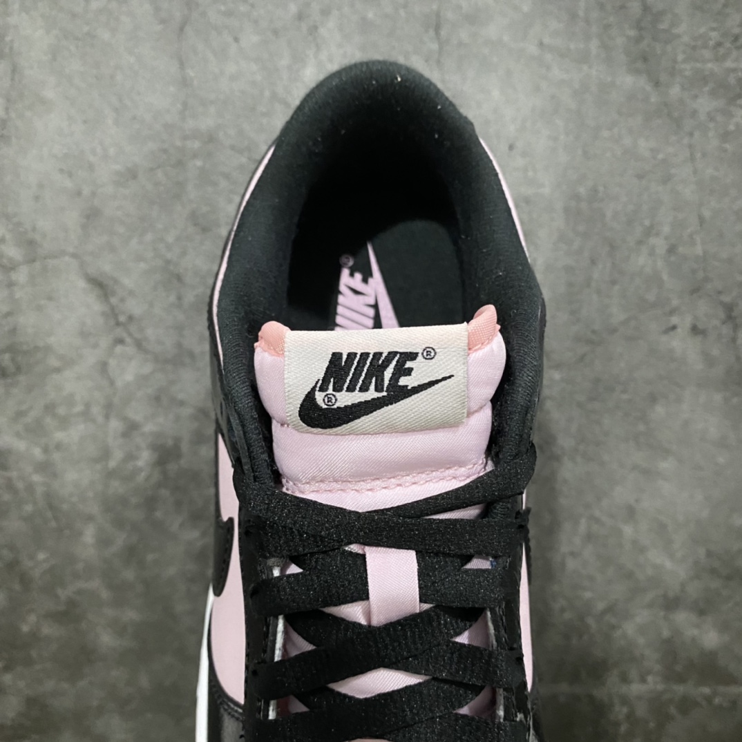 图片[6]-神版纯原 NK Dunk Low 黑粉漆皮 DJ9955-600 此款鞋面黑色部分为细纹路漆皮 粉色部分为头层皮 鞋带是丝绸材质鞋带 鞋舌是粉色珠光丝绒材质 独家原厂航空铝磨具打磨大底 鞋头坡度极致还原 原盒原配 圈内天花板工艺 原厂冲刀 超高清洁度 全鞋零毛边皮料切割 全套原楦原模倾力打造完美版型 采用原厂百宏鞋带以及原厂百宏织唛舌标 内标可供原厂几率过验 原厂中底布黄色点胶 原厂中底布拉帮走线遵循公司‼️ 尺码：36 36.5 37.5 38 38.5 39 40 40.5 41 42 42.5 43 44 44.5 45 46-选品中心