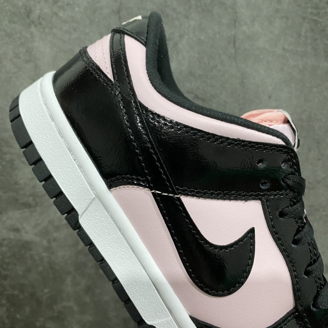 图片[8]-神版纯原 NK Dunk Low 黑粉漆皮 DJ9955-600 此款鞋面黑色部分为细纹路漆皮 粉色部分为头层皮 鞋带是丝绸材质鞋带 鞋舌是粉色珠光丝绒材质 独家原厂航空铝磨具打磨大底 鞋头坡度极致还原 原盒原配 圈内天花板工艺 原厂冲刀 超高清洁度 全鞋零毛边皮料切割 全套原楦原模倾力打造完美版型 采用原厂百宏鞋带以及原厂百宏织唛舌标 内标可供原厂几率过验 原厂中底布黄色点胶 原厂中底布拉帮走线遵循公司‼️ 尺码：36 36.5 37.5 38 38.5 39 40 40.5 41 42 42.5 43 44 44.5 45 46-选品中心