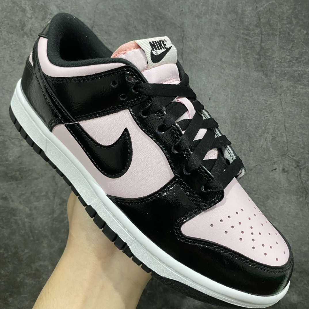 图片[3]-神版纯原 NK Dunk Low 黑粉漆皮 DJ9955-600 此款鞋面黑色部分为细纹路漆皮 粉色部分为头层皮 鞋带是丝绸材质鞋带 鞋舌是粉色珠光丝绒材质 独家原厂航空铝磨具打磨大底 鞋头坡度极致还原 原盒原配 圈内天花板工艺 原厂冲刀 超高清洁度 全鞋零毛边皮料切割 全套原楦原模倾力打造完美版型 采用原厂百宏鞋带以及原厂百宏织唛舌标 内标可供原厂几率过验 原厂中底布黄色点胶 原厂中底布拉帮走线遵循公司‼️ 尺码：36 36.5 37.5 38 38.5 39 40 40.5 41 42 42.5 43 44 44.5 45 46-选品中心